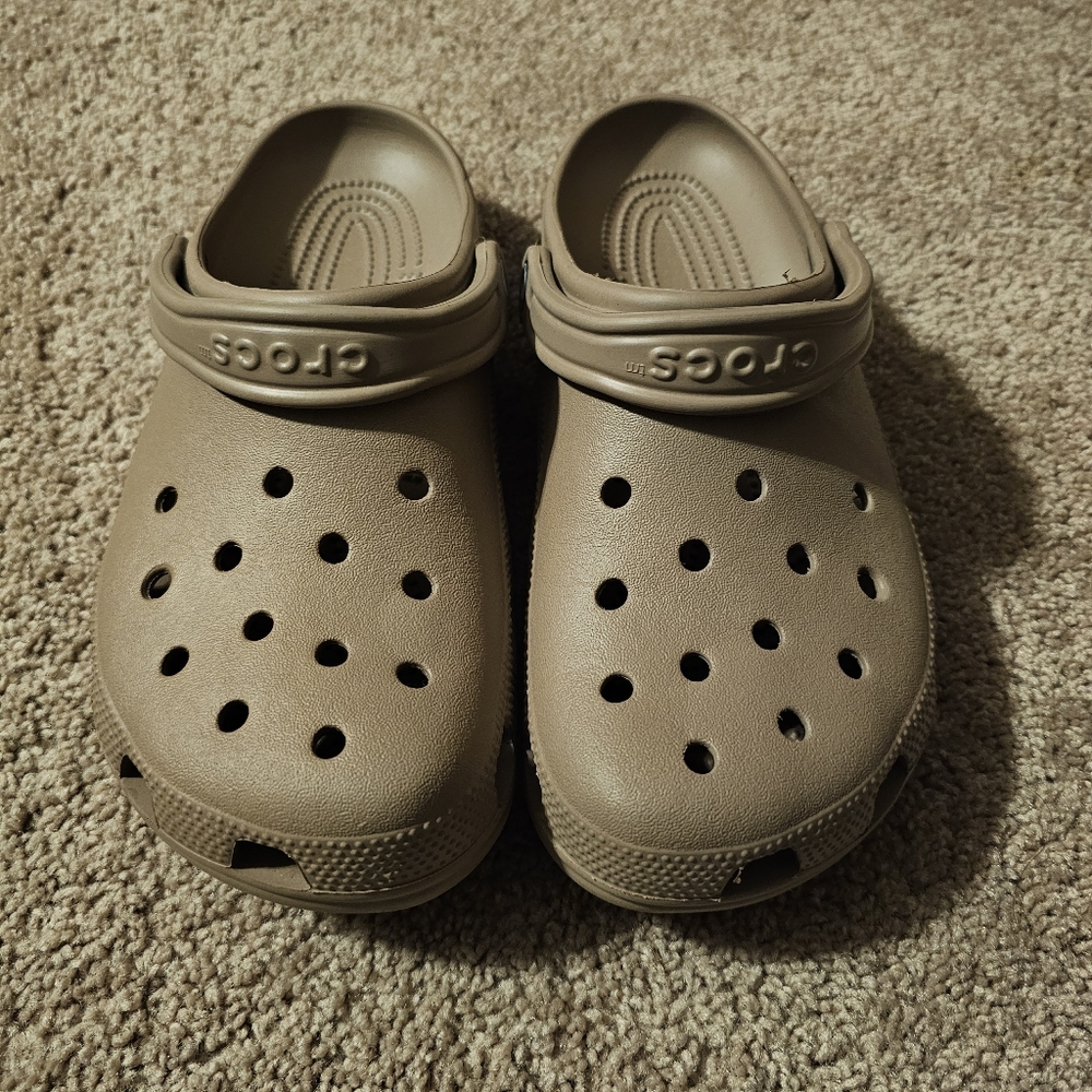 CROCS Classic Clog in Taupe